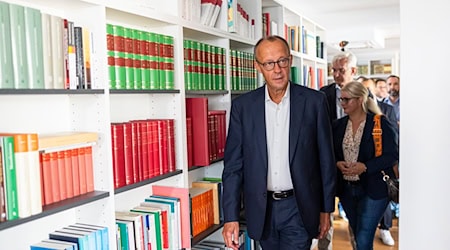 In Osnabrück hat sich CDU-Chef Merz über die Imam-Ausbildung in Deutschland informiert. / Foto: Michael Matthey/dpa