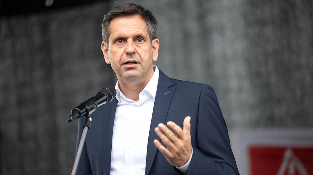 Niedersachsens Wirtschaftsminister Lies begrüßt die Überlegungen des Bundes für neue staatliche Anreize zum Kauf von E-Autos. (Archivbild) / Foto: Sina Schuldt/dpa