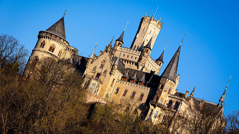 Vor allem Teenagern ist das Schloss Marienburg bei Hannover aus der Streaming-Serie «Maxton Hall» bekannt - für Besucher ist es aber derzeit gesperrt. (Archivbild) / Foto: Moritz Frankenberg/dpa