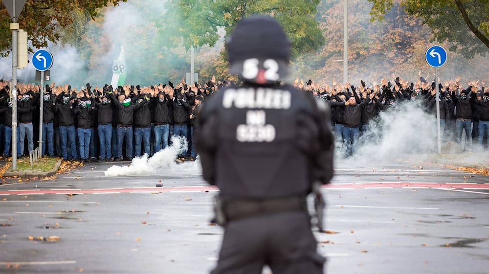 Die Duelle zwischen den beiden niedersächsischen Erzrivalen gelten seit Jahren als Hochrisikospiele. (Archivbild) / Foto: Moritz Frankenberg/dpa