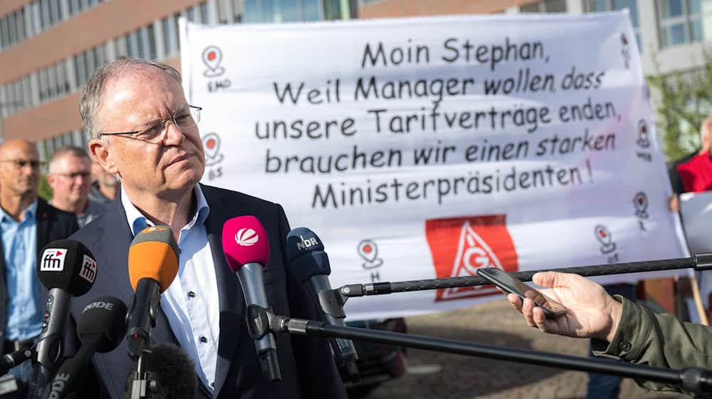 Niedersachsens Ministerpräsident Stephan Weil dringt nach einem Besuch des VW-Werkes in Emden auf Gespräche zwischen Management und Arbeitnehmervertretern, um Lösungen für die Krise bei dem Autobauer zu finden. / Foto: Sina Schuldt/dpa