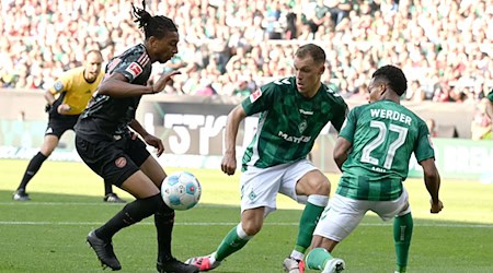 Michael Olise (l) brachte Bayern München früh in Führung. / Foto: Carmen Jaspersen/dpa