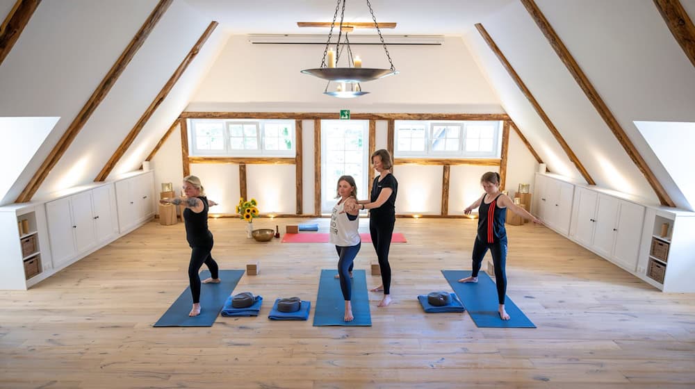 Es verändert sich viel in der Lüneburger Heide, Yoga-Kurse sollen auch im Winter Teilnehmerinnen anziehen.  / Foto: Philipp Schulze/dpa