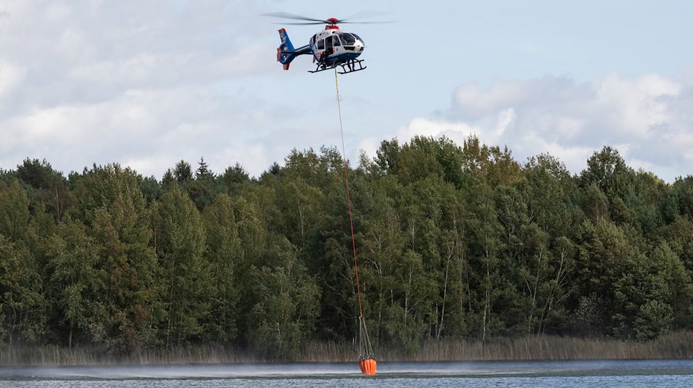 Neben mehr als 1.000 Einsatzkräften sind auch Hubschrauber und Flugzeuge im Einsatz. / Foto: Philipp Schulze/dpa