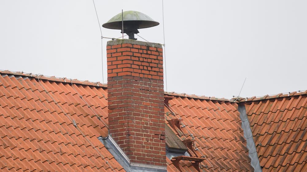 An vielen Orten in Niedersachsen sind in den vergangenen Jahren Sirenen ertüchtigt oder neu installiert worden. (Archivbild) / Foto: Julian Stratenschulte/dpa