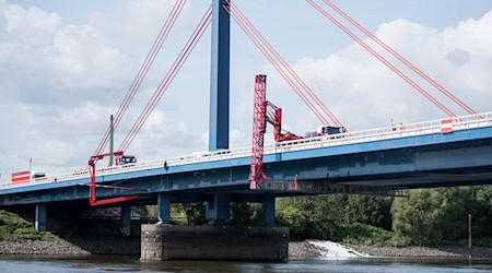 An der Norderelbbrücke der A1 sind Schäden festgestellt worden, die nun weiter untersucht werden müssen. (Archivbild) / Foto: Daniel Bockwoldt/dpa