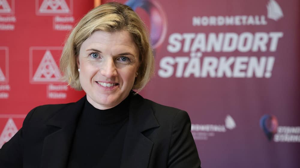 Nordmetall-Verhandlungsführerin Lena Ströbele hat zu Beginn der Tarifrunde kein Angebot präsentiert. / Foto: Christian Charisius/dpa