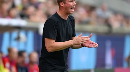 Tommy Stroot ist mit einer xxxxx in seine letzte Bundesliga-Saison als Trainer des VfL Wolfsburg gestartet.   / Foto: Robert Michael/dpa