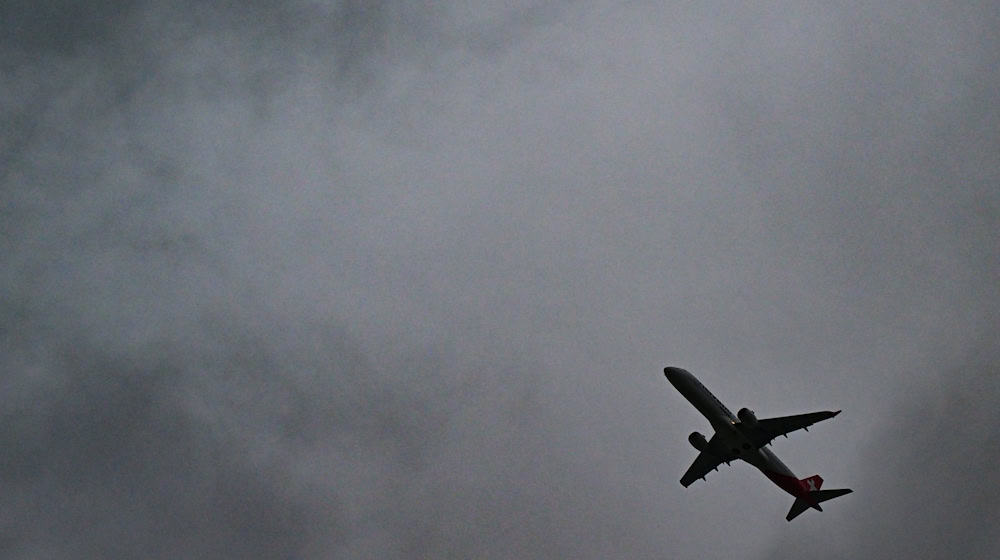 Der Pilot eines nächtlichen Flugs ist von einem Laser geblendet worden. (Symbolbild) / Foto: Bernd Weißbrod/dpa