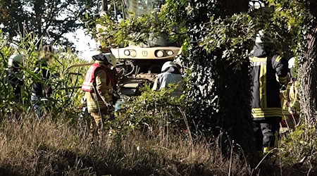 Die Polizei ermittelt, wie es zu dem schweren Unfall mit einem Maishäcksler in Hülseberg kommen konnte.  / Foto: Christian Butt/NWM-TV/dpa