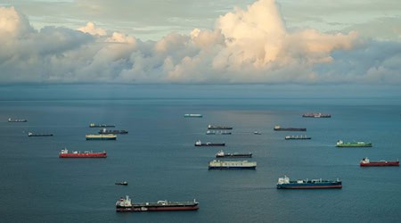 Rund drei Prozent des globalen CO2-Ausstoßes gehen auf das Konto der internationalen Schifffahrt. (Archivbild) / Foto: Matias Delacroix/AP