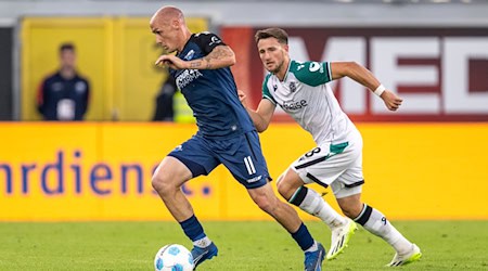 Sven Michel (l) und der SC Paderborn bleiben ungeschlagen. / Foto: David Inderlied/dpa