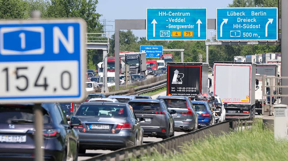 Vor der Norderelbbrücke staut sich der Verkehr auf der A1 in Richtung Lübeck. (Archivbild) / Foto: Bodo Marks/dpa