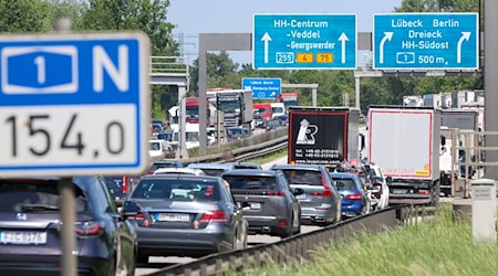 Vor der Norderelbbrücke staut sich der Verkehr auf der A1 in Richtung Lübeck. (Archivbild) / Foto: Bodo Marks/dpa