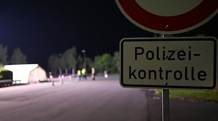 Die Kontrollstelle ist gleich in der Nacht das erste Mal durchbrochen worden. / Foto: Lars Penning/dpa