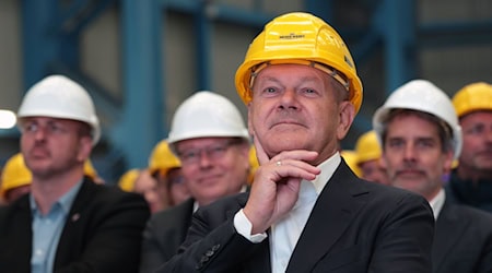 Bundeskanzler Olaf Scholz nimmt an einer Betriebsversammlung der Meyer Werft teil. (Archivbild) / Foto: Markus Hibbeler/dpa