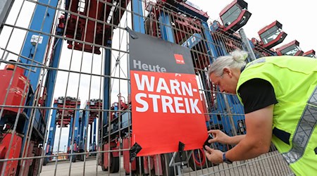 Im Seehäfen-Tarifstreit hat der Zentralverband der Deutschen Seehafenbetriebe ein neues Angebot vorgelegt.  / Foto: Bodo Marks/dpa