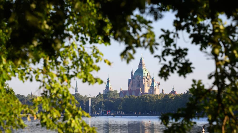 In Niedersachsen und Bremen können sich die Menschen über sonniges Wetter freuen. / Foto: Julian Stratenschulte/dpa