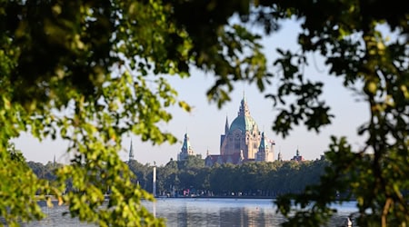 In Niedersachsen und Bremen können sich die Menschen über sonniges Wetter freuen. / Foto: Julian Stratenschulte/dpa