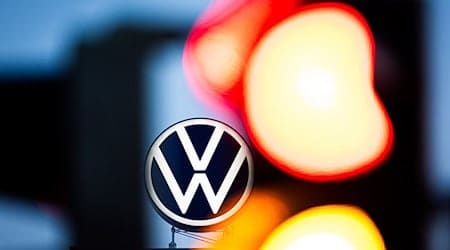 Volkswagen will seinen Sparkurs verschärfen und schließt auch Werkschließungen und Entlassungen nicht mehr aus. / Foto: Moritz Frankenberg/dpa