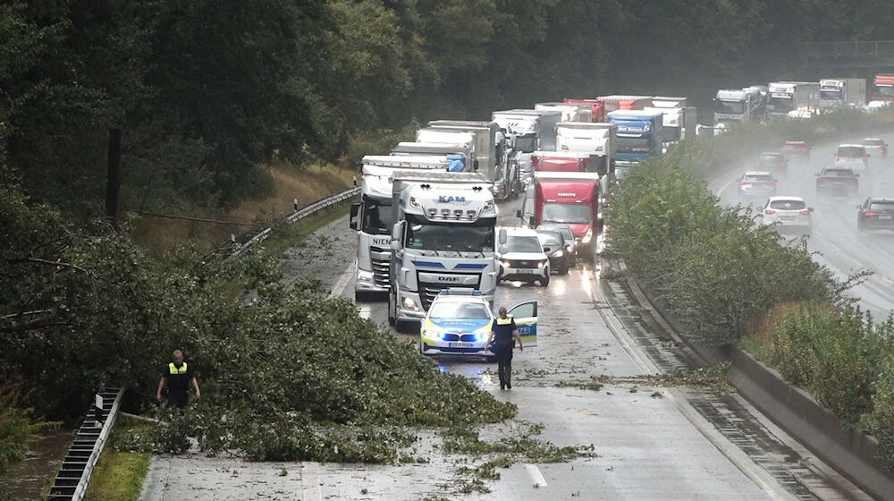 Das Unwetter sei unerwartet heftig gewesen, teilte die Feuerwehr mit. / Foto: NWM-TV/dpa