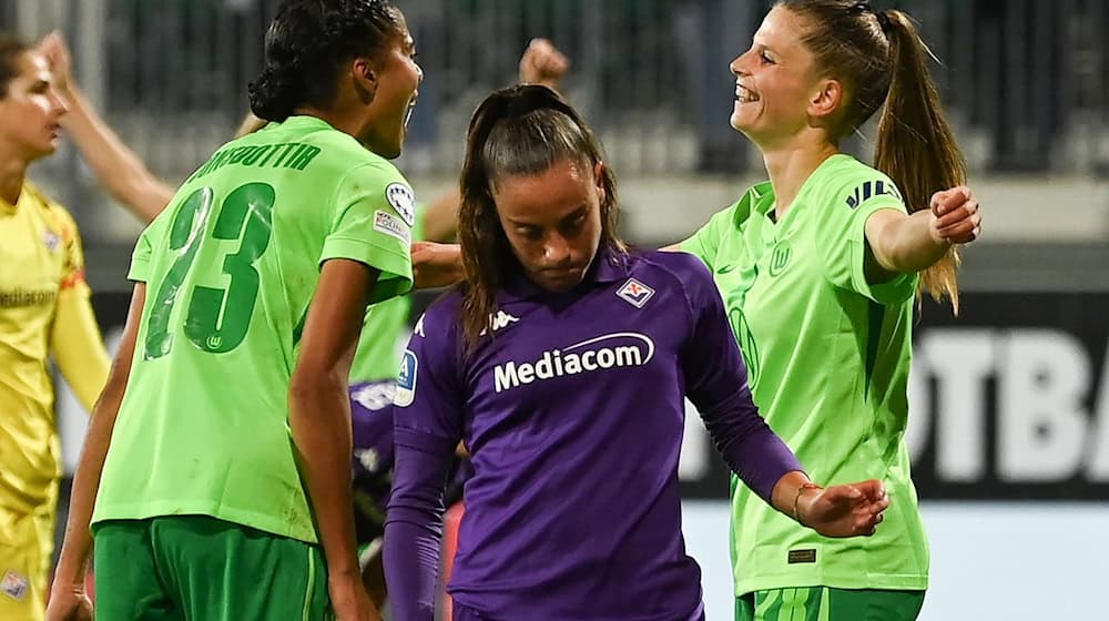 Umjubeltes Comeback: Tabea Sellner (r) freut sich über ihr Tor für den VfL Wolfsburg. / Foto: Swen Pförtner/dpa