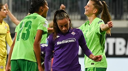 Umjubeltes Comeback: Tabea Sellner (r) freut sich über ihr Tor für den VfL Wolfsburg. / Foto: Swen Pförtner/dpa