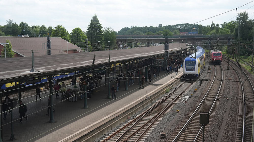 Eine technische Störung in einem Stellwerk am Bahnhof Harburg sorgt für Beeinträchtigungen im Bahnverkehr. (Archivbild) / Foto: Marcus Brandt/dpa