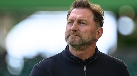 Hat großen Respekt vor Meister Leverkusen: Wolfsburgs Trainer Ralph Hasenhüttl. / Foto: Swen Pförtner/dpa