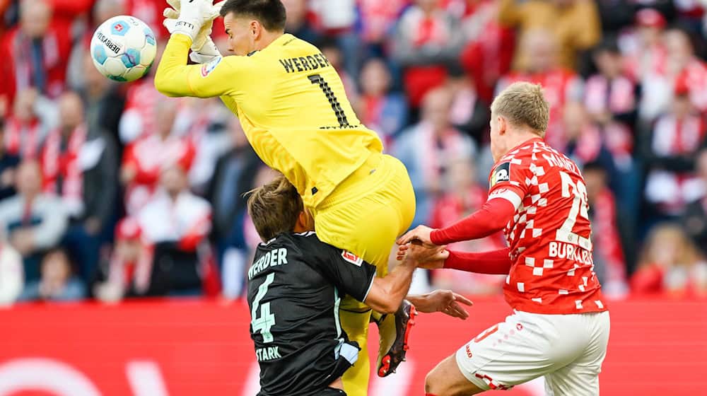 Bremens Torwart Michael Zetterer leitete das 1:1 der Mainzer mit einem Fehler ein. / Foto: Uwe Anspach/dpa