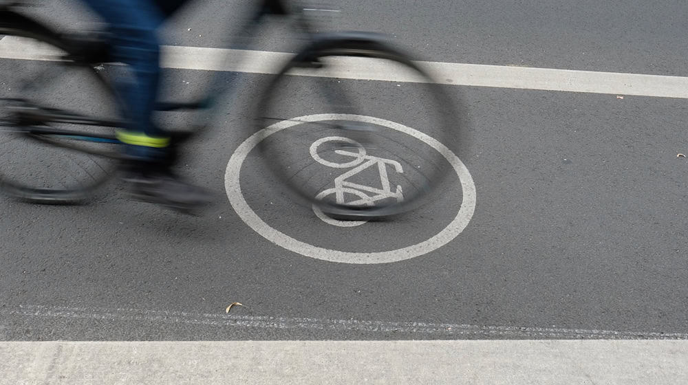 Der gesuchte Radfahrer soll auf einem dunklen Fahrrad unterwegs gewesen sein. (Symbolbild) / Foto: Sebastian Willnow/dpa-Zentralbild/dpa