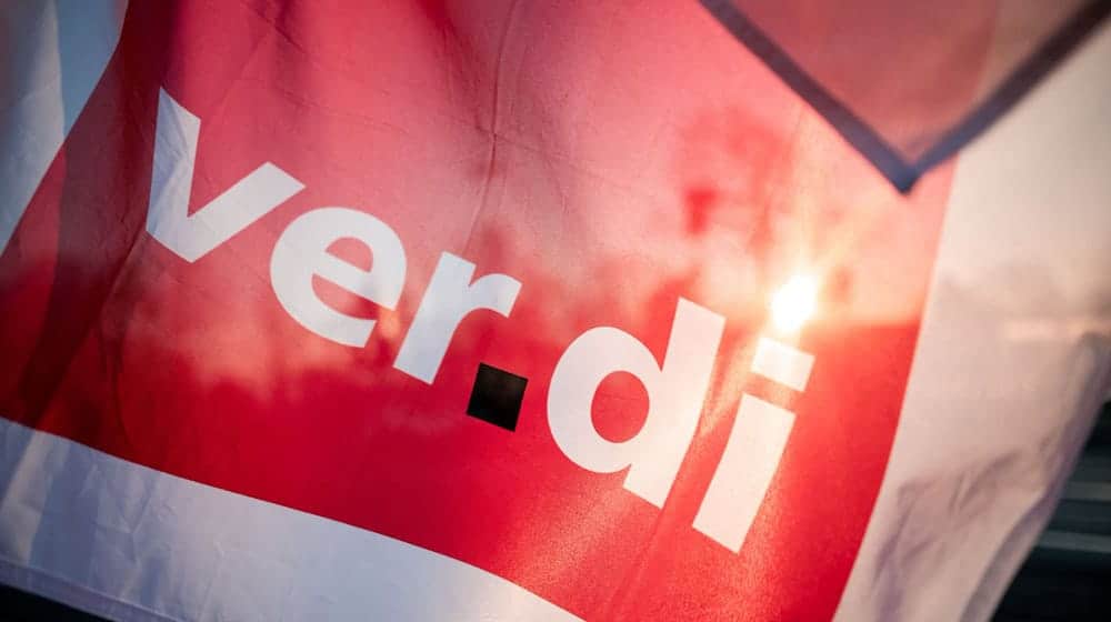 Das Logo der Gewerkschaft Verdi während einer Versammlung.  / Foto: Fabian Strauch/dpa