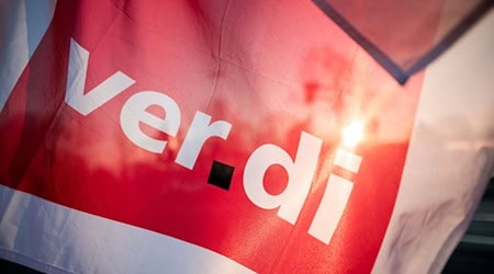 Das Logo der Gewerkschaft Verdi während einer Versammlung.  / Foto: Fabian Strauch/dpa