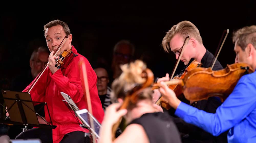 Oliver Wille (l)  leitet gemeinsam mit Antje Weithaas  den Joseph Joachim Violinwettbewerb. (Foto-Archiv) / Foto: Philipp Schulze/dpa