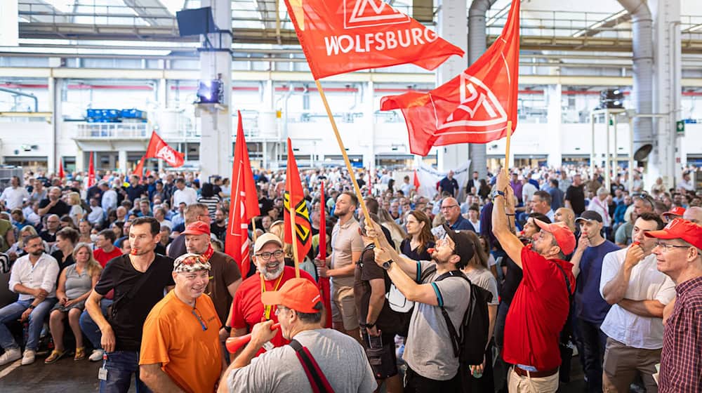 Auf der Betriebsversammlung protestieren VW_Beschäftgigten gegen die SPrpläne des Konzerns. / Foto: Moritz Frankenberg/dpa Pool/dpa