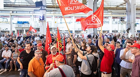 Auf der Betriebsversammlung protestieren VW_Beschäftgigten gegen die SPrpläne des Konzerns. / Foto: Moritz Frankenberg/dpa Pool/dpa