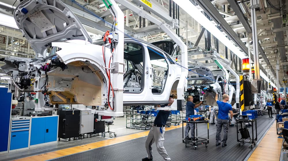 Volkswagen erwartet geringere Verkaufszahlen für seine Fahrzeuge. (Archivbold) / Foto: Sina Schuldt/dpa