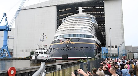 Verlässt ein neues Kreuzfahrtschiff die Meyer Werft, zieht das Hunderte Schaulustige nach Papenburg. (Archivbild) / Foto: Lars Penning/dpa