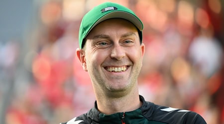 Bestens gelaunt vor dem Spiel in Mainz: Trainer Ole Werner von Werder Bremen. / Foto: Robert Michael/dpa