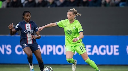 Wollen zurück in die Champions League: Die Fußballerinnen des VfL Wolfsburg und ihr Topstar Alexandra Popp (hier gegen Paris St. Germain). / Foto: Swen Pförtner/dpa