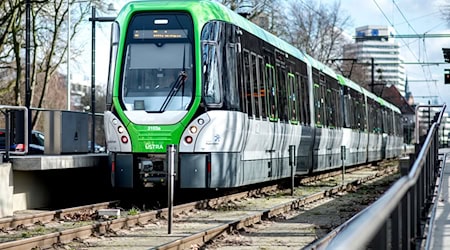 Tausende Senioren haben in der Region Hannover ihren Führerschein abgegeben, um dann ein Jahr kostenlos Bus und Bahn zu fahren. Damit soll zum Jahreswechsel Schluss sein. (Symbolbild) / Foto: Hauke-Christian Dittrich/dpa