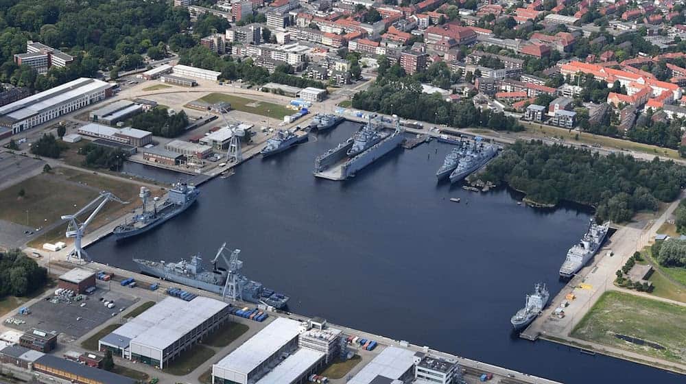 Zeugen wollen Drohnen über dem Marineasenal in Wilhelmshaven gesehen haben - die Polizei hat die Ermittlungen inzwischen eingestellt. (Archivfoto) / Foto: Carmen Jaspersen/dpa