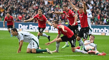 Jubel in Hannover: Fabian Kunze (M) trifft gegen Schalke 04. / Foto: Swen Pförtner/dpa