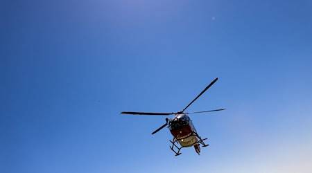 Die 25-Jährige kam mit einem Rettungshubschrauber in ein Krankenhaus. (Symboldbild) / Foto: Philipp von Ditfurth/dpa