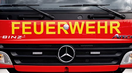 Die Feuerwehr rückte mit Spezialkräften der Wasserrettung aus, um den Mann aus dem fließenden Gewässer zu ziehen (Symbolbild) / Foto: Hauke-Christian Dittrich/dpa