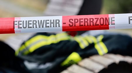 Ein Feuer hinterlässt in der Nacht 600.000 Euro Schaden an einer Lagerhalle in Walsrode. (Symbolbild) / Foto: Matthias Bein/dpa