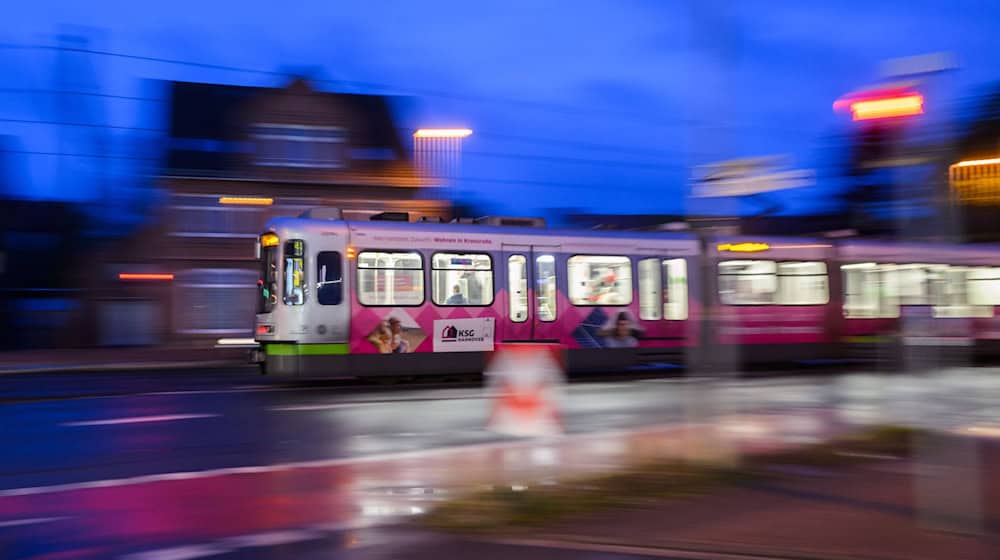 Bei einem Unfall mit einer Stadtbahn wird ein 82-Jähriger tödlich verletzt. (Symbolfoto) / Foto: Julian Stratenschulte/dpa