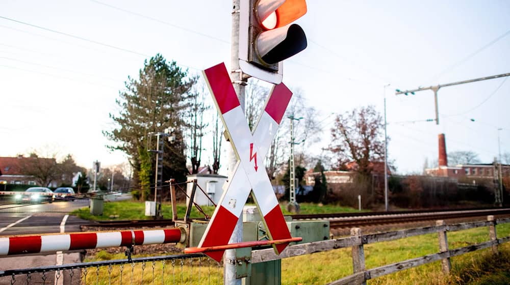 Die Störung an einem defekten Stellwerk soll laut der Bahn im Laufe des Tages behoben sein. (Symbolbild) / Foto: Hauke-Christian Dittrich/dpa