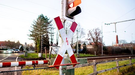 Die Störung an einem defekten Stellwerk soll laut der Bahn im Laufe des Tages behoben sein. (Symbolbild) / Foto: Hauke-Christian Dittrich/dpa