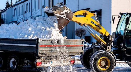 Wegen der schwachen Nachfrage nach Baumaschinen streicht Komatsu in Hannover mehr als 200 Stellen. (Archivbild) / Foto: Hauke-Christian Dittrich/dpa